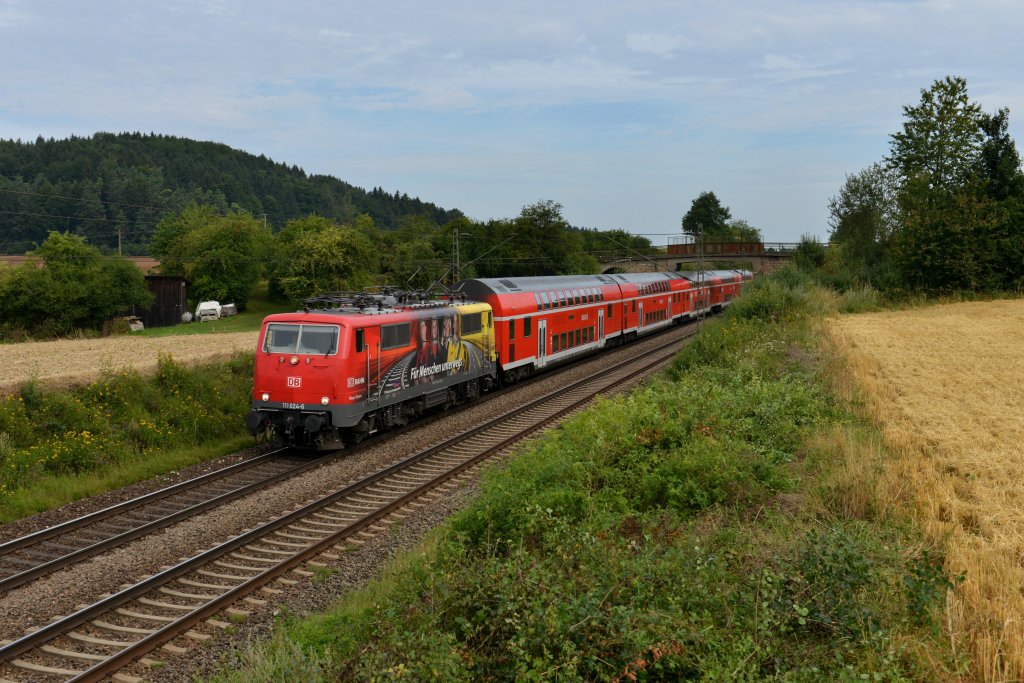 111 024 mit einem BR-Radlzug von Bamberg nach Piding am 04.08.2012 unterwegs bei Dettenhofen.