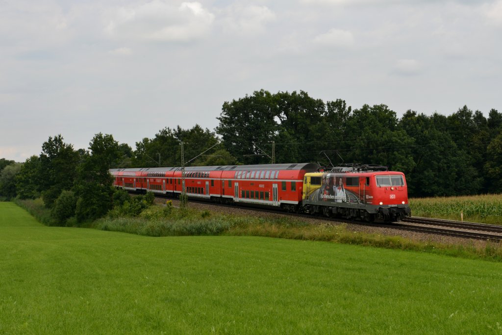 111 024 mit einem BR-Radlzug von Bamberg nach Piding am 04.08.2012 unterwegs bei Hilperting. 