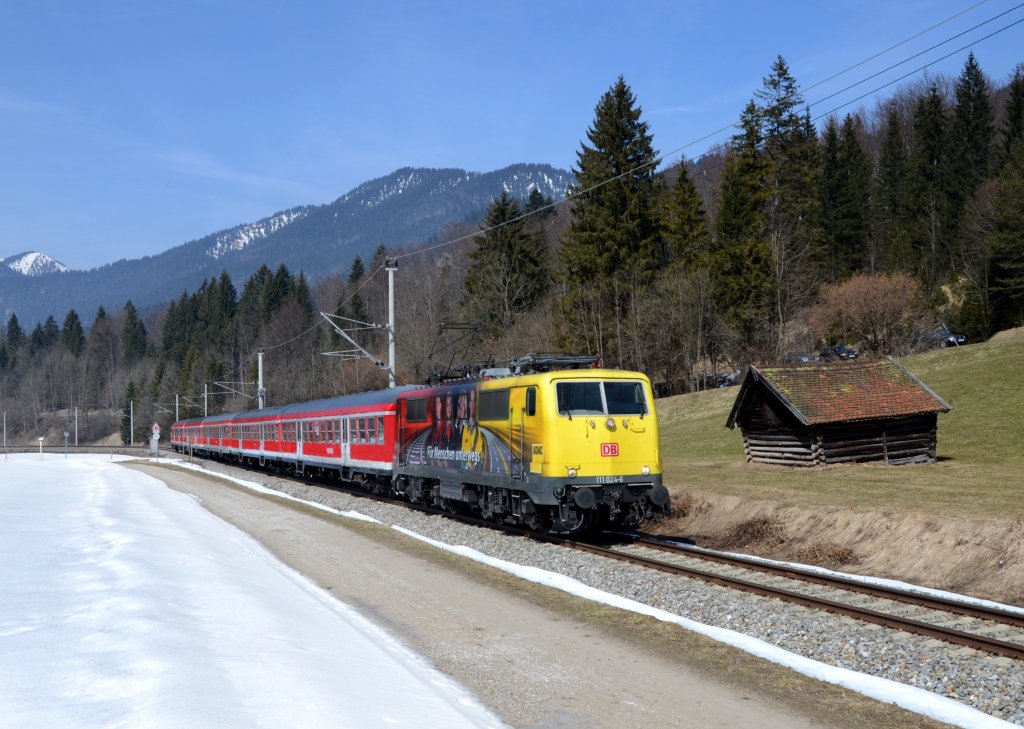 111 024 mit einer RB nach Innsbruck am 04.04.2013 bei Klais.