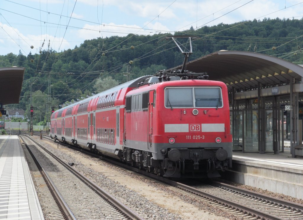 111 025-3 steht am 31. Juli 2012 mit einer RB nach Ingolstadt Hbf im Bahnhof Treuchtlingen.