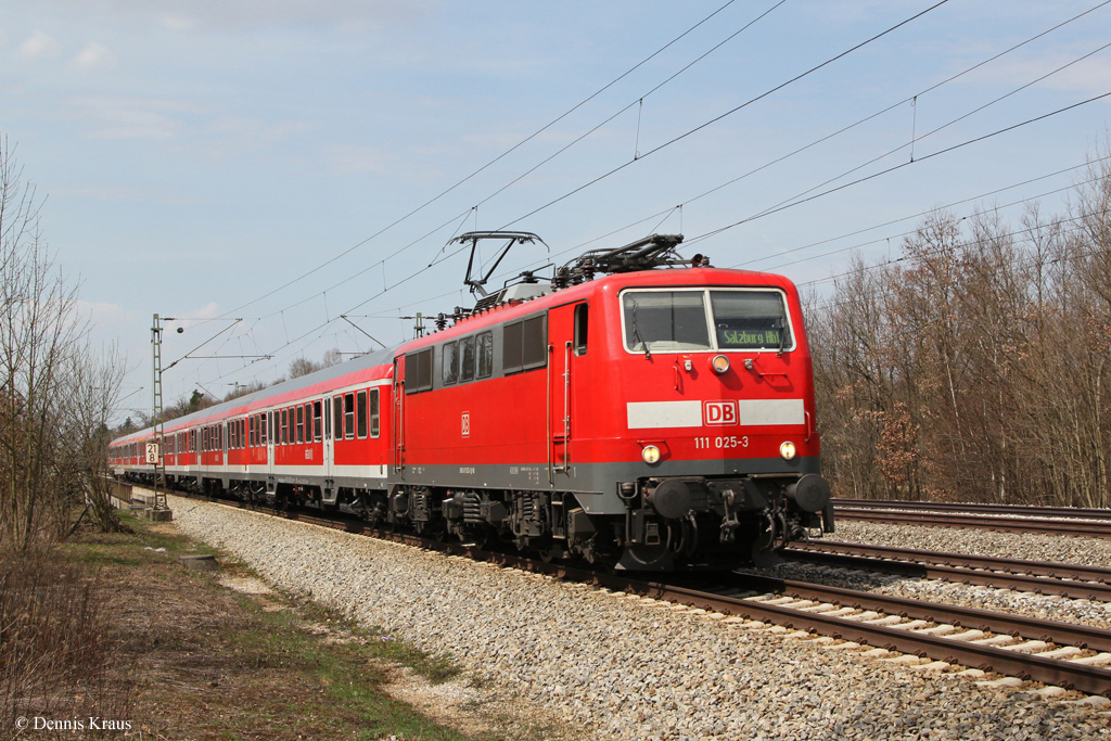111 025 mit RE 79019 am 18.04.2013 zwischen Haar und Vaterstetten.