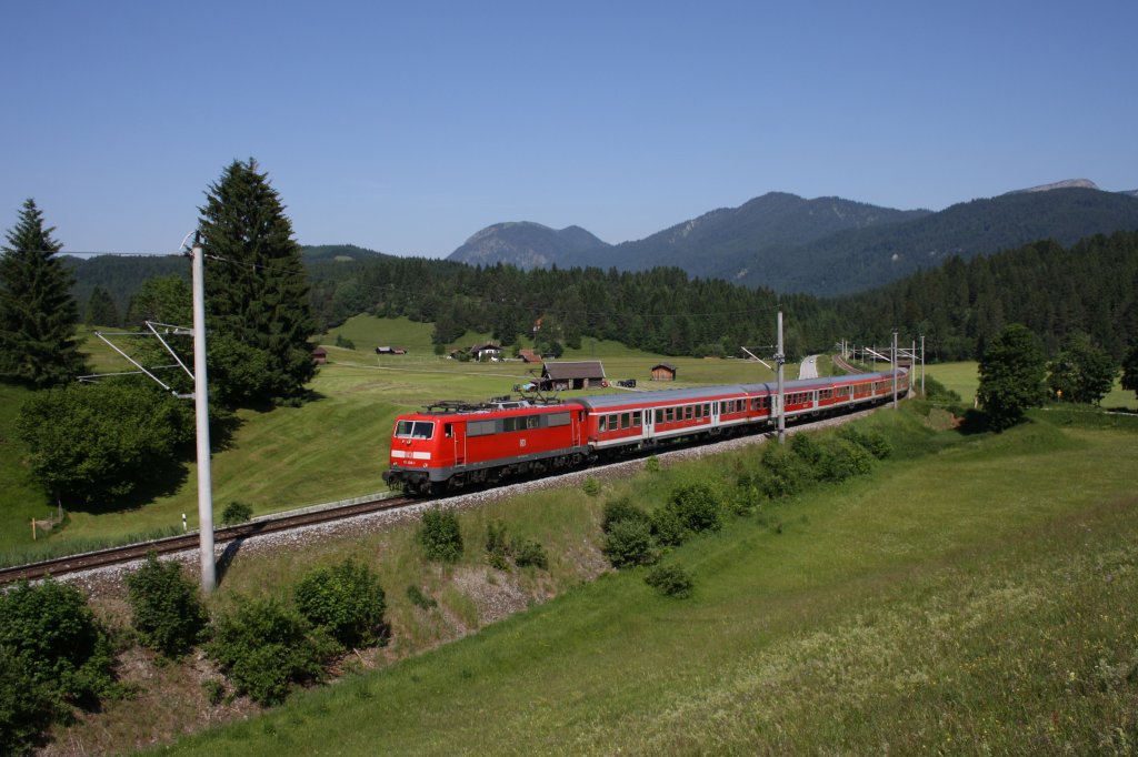 111 026-1 zwischen Klais und Garmisch - Partenkirchen am Weg nach Mittenwald. Aufnahmedatum war der 19.06.2012 
