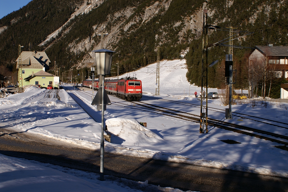 111-026 schiebt ihren Mnchener Zug von Seefeld kommend in den Bahnhof Scharnitz. Anfang Feber 2011 kHds