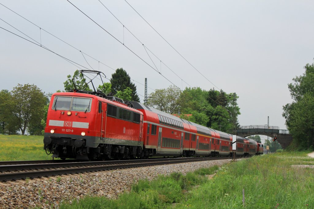 111 027 und 111 181 im Sandwich mit einem RE nach M�nchen. aufgenommen am 17. Mai 2013 bei �bersee.