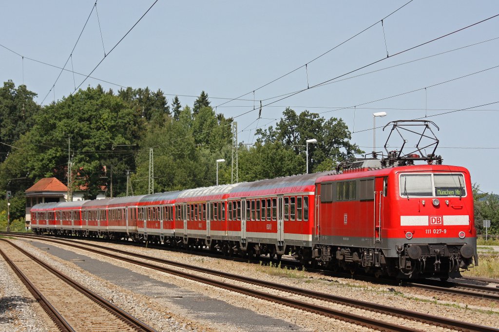 111 027-9 am 21.8.12 mit einem RE in Alin (Obb.).