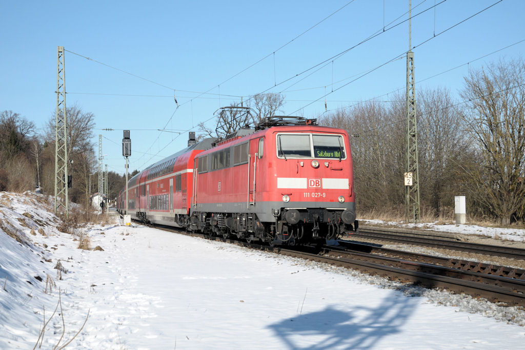 111 027 am 05.02.11 mit RE 79019 nach Salzburg in Assling