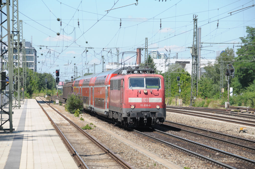 111 027 am 31.07.10 mit einem Radlzug gen Rosenheim am Heimeranplatz