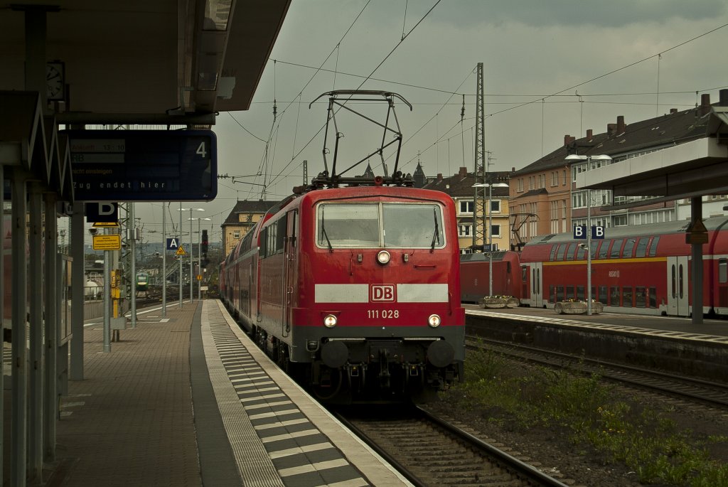 111 028 am 14.4.12 mit der RE8 im Kolenzer HBF.