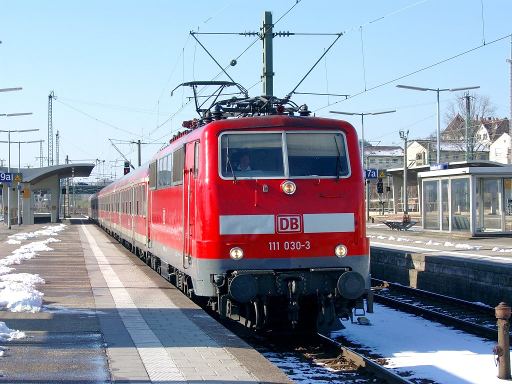 111 030-3 fuhr an einem sonnigen Wintertag am 07:03.2010 mit einem Fuballsonderzug nach Sinsheim im Heidelberger Hauptbahnhof ein.