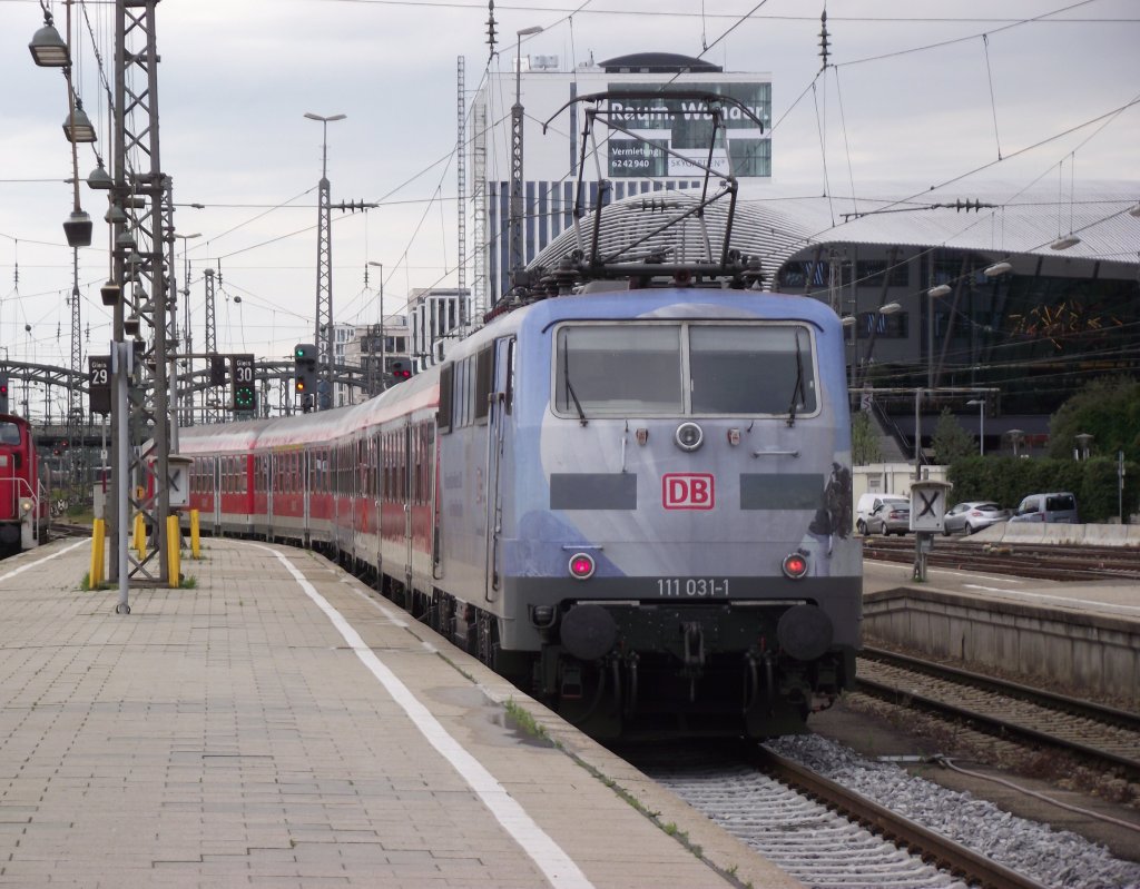 111 031-1  Olympia  schiebt am 24. Juni 2011 eine Regionalbahn nach Landshut aus Mnchen Hbf heraus.
