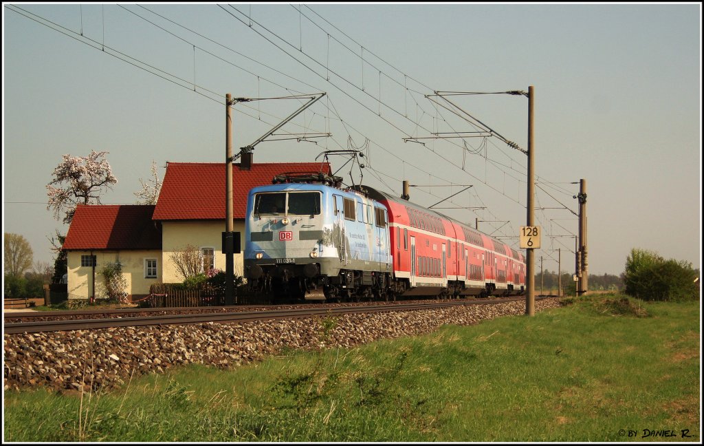 111 031 mit dem RE 4260 (Mnchen Hbf - Nrnberg Hbf) am 21.04.2011 kurz vor dem Bf Obertraubling. Schn, sie mal an diesm RE zu sehen. 