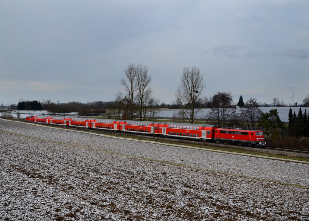 111 031 mit einem RE nach Passau am 12.01.2013 bei Langenisarhofen.