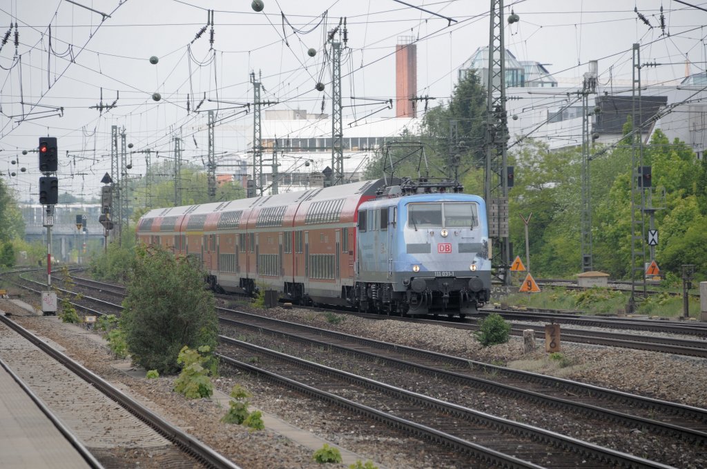 111 031 mit neuer Werbung fr Olympia 2018 am 01.05.11 mit RE 79021 nach Salzburg am Heimeranplatz