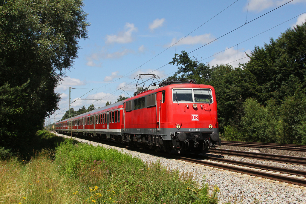 111 031 ist mittlerweile wieder in verkehrsrot unterwegs, allerdings fehlen an den Fronten noch die weien Balken und an den Seitenflchen die DB Logos. Am 08.07.2011 bespannte sie den RE 79017 und wurde in Haar abgelichtet.