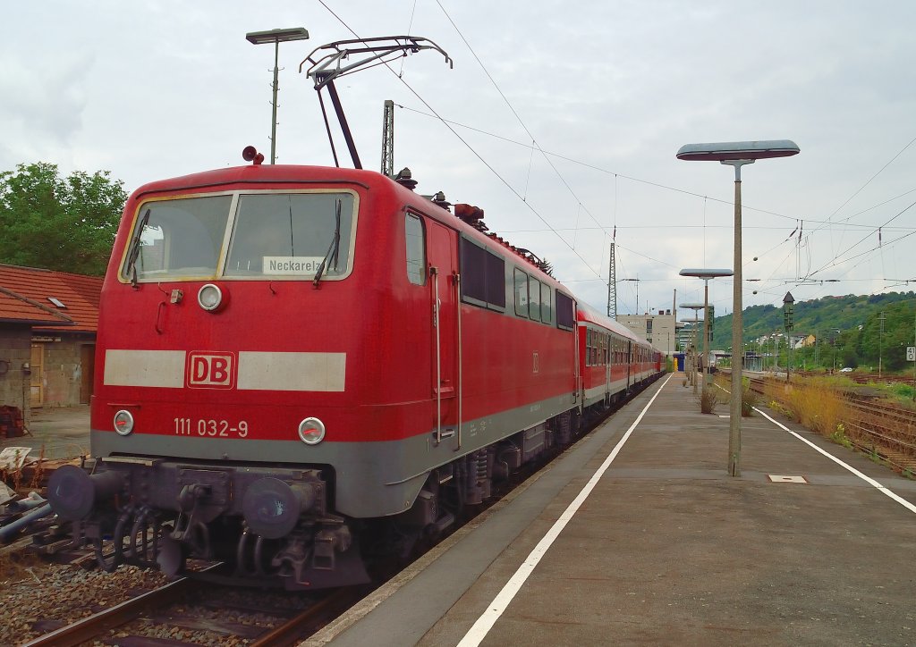 111 032-9 steht in Neckarelz auf Gleis 12 abgestellt und wartet auf die nchste Fahrt von hieraus nach Bad Friedrichshall Jagstfeld. 9.8.2013