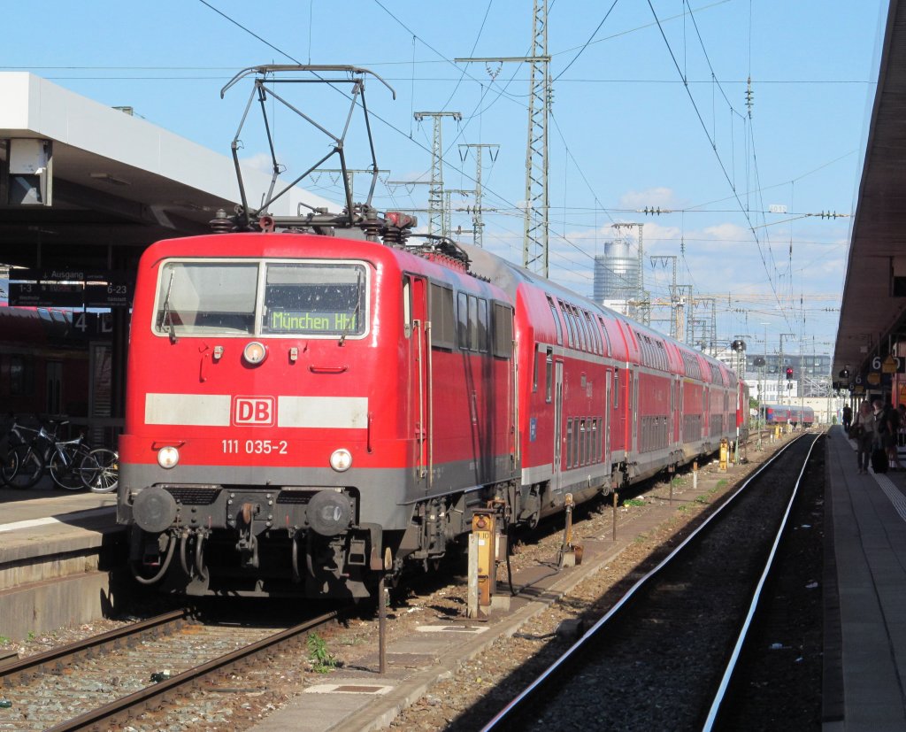 111 035-2 steht am 08. September 2012 mit einem DoSto-Park und einer weiteren BR 111 als RE nach Mnchen Hbf im Nrnberger Hbf.