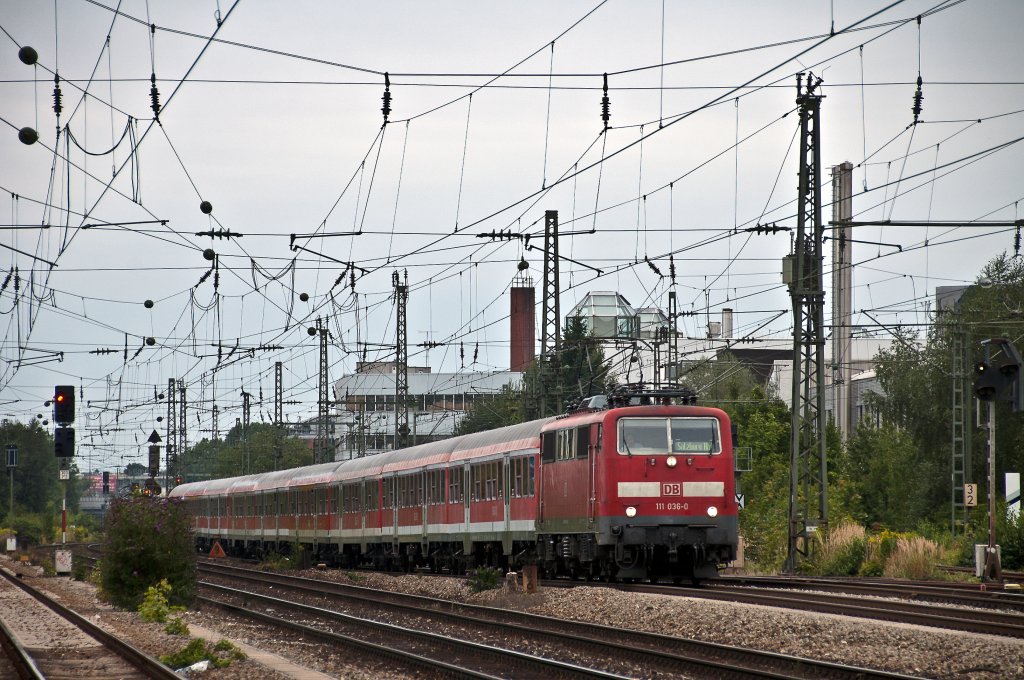 111 036 am 18.08.2010 mit RE nach Salzburg bei der Durchfahrt durch M�nchen Heimeranplatz.
