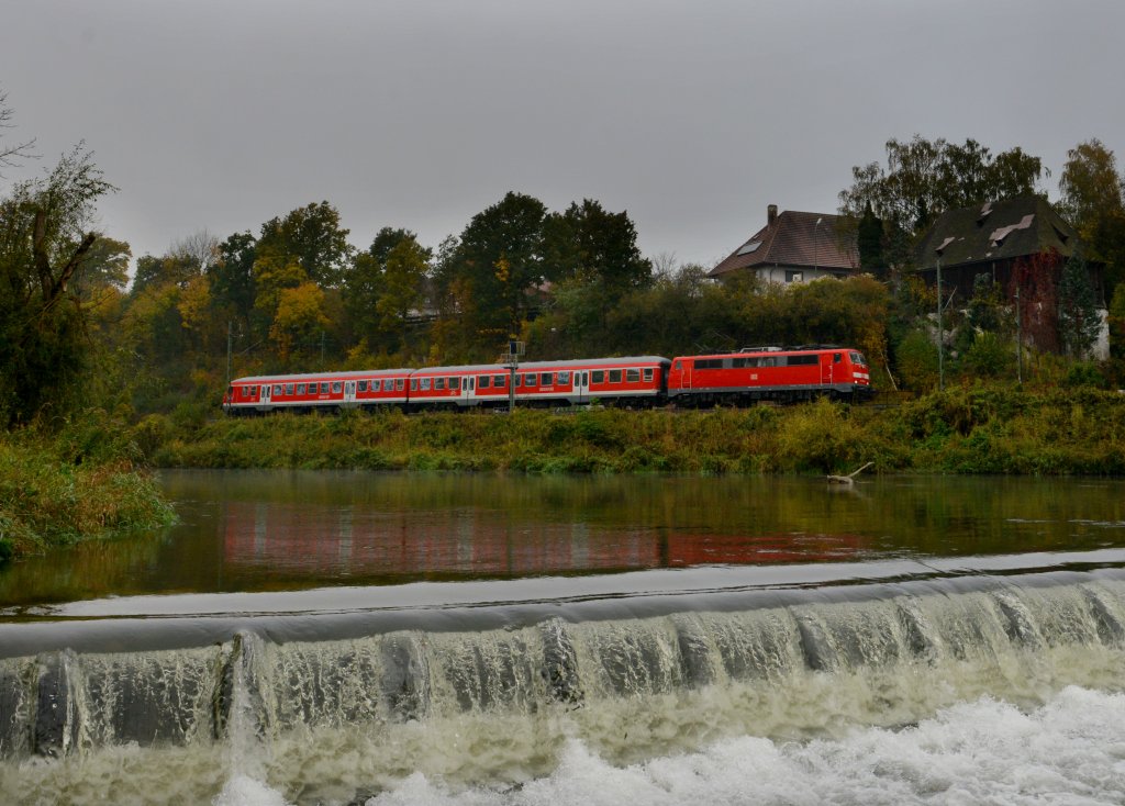 111 036 mit einer RB von Freising nach Landshut Hbf am 20.10.2012 unterwegs bei Moosburg.