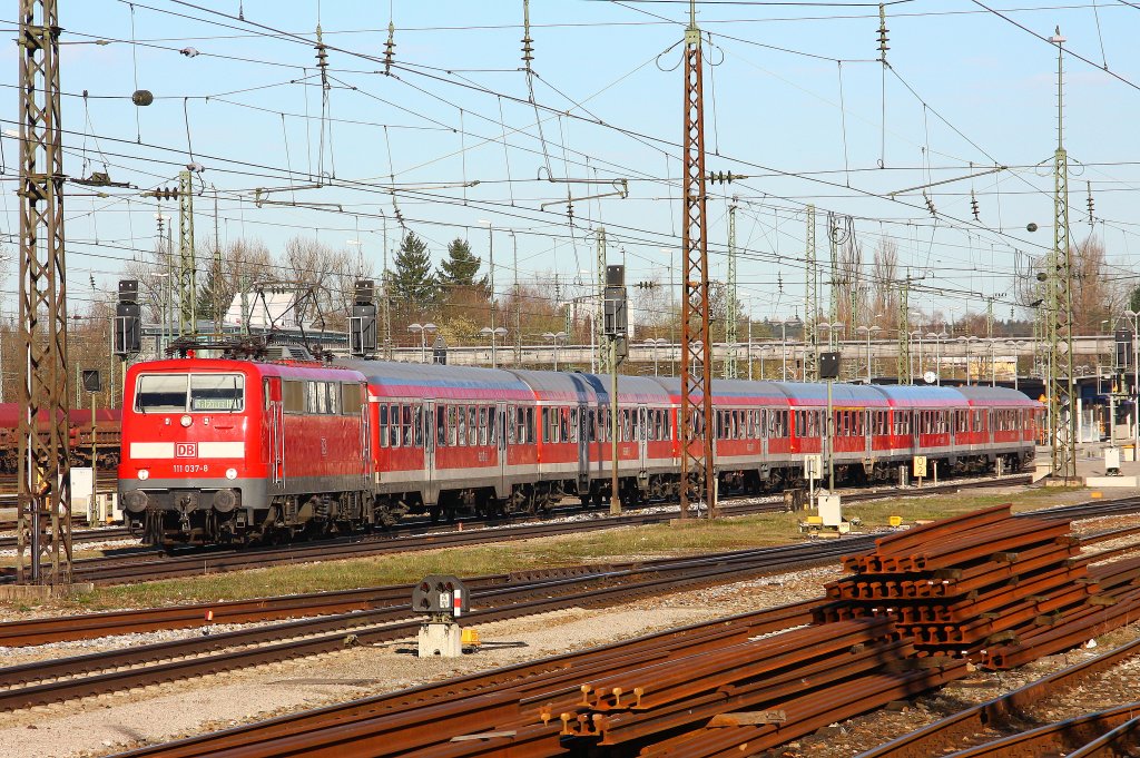 111 037-8 in Rosenheim auf dem Weg nach Salzburg - 15/04/2013