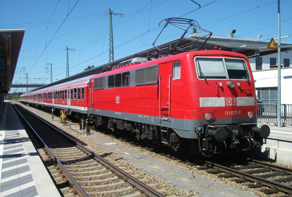111 037-8 steht am 02.August 2013 mit einem RE nach Mnchen in Rosenheim.