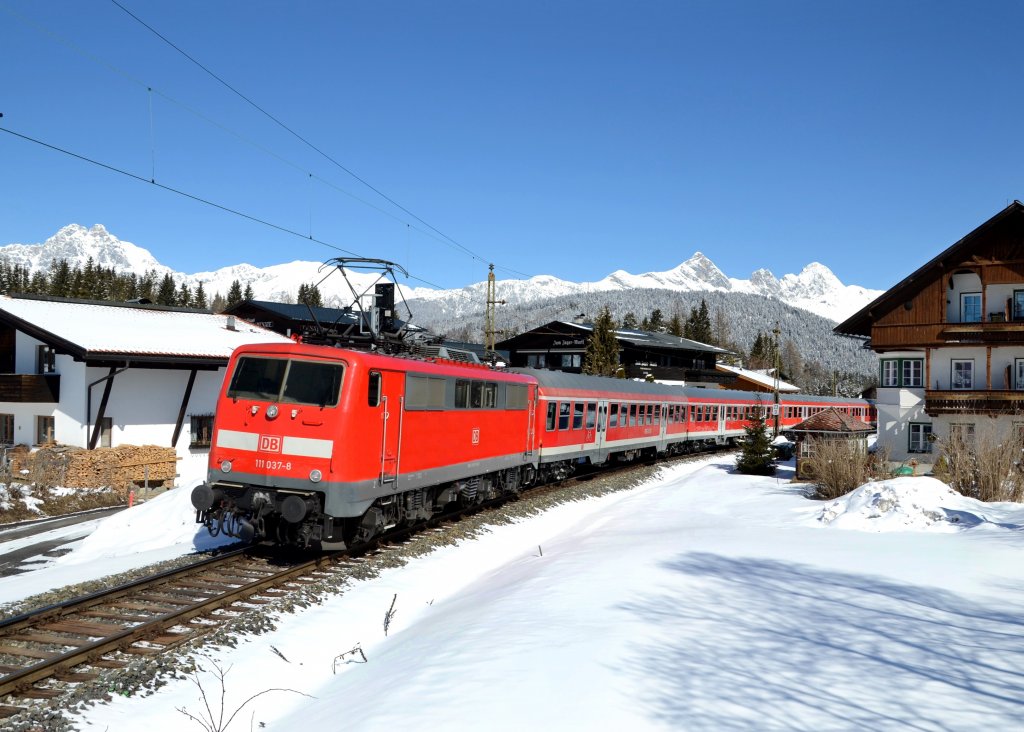 111 037 mit einer RB am 16.03.2013 in Seefeld in Tirol.