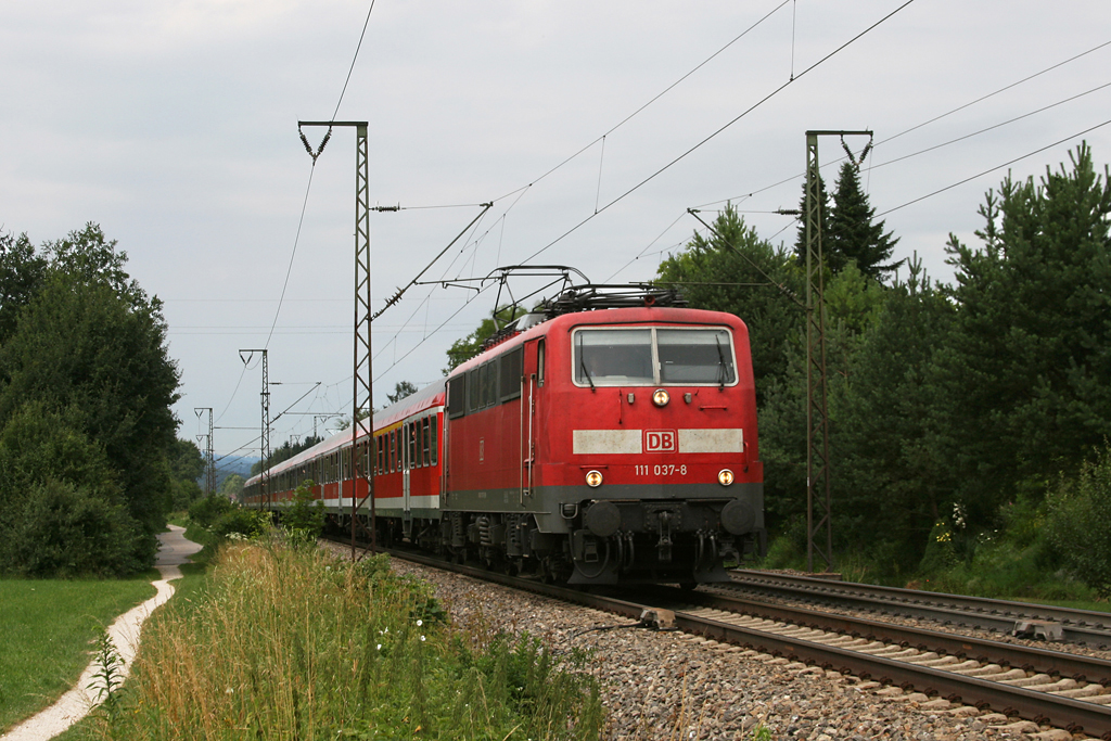 111 037 mit RE 30011 am 17.07.2010 bei Freilassing.