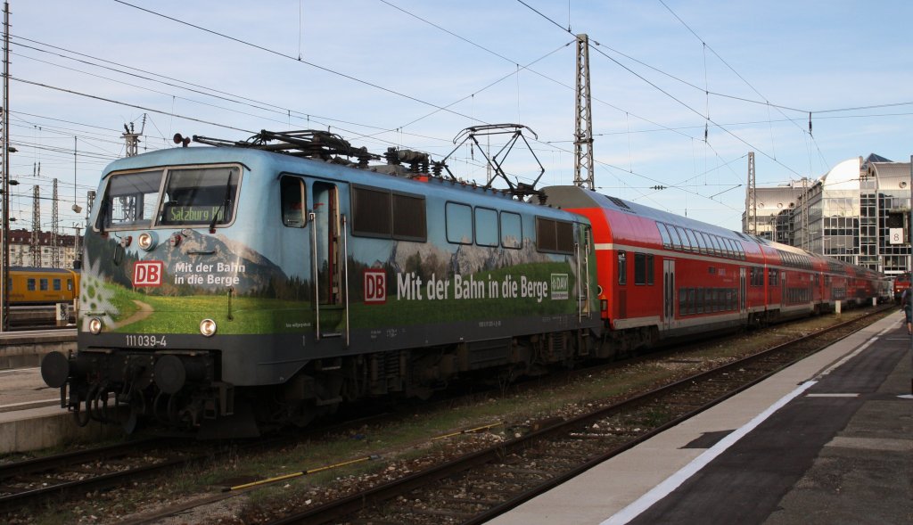 111 039-4 der DB Bayern mit Werbung fr den DAV ``Mit der Bahn in die Berge`` steht am 6.9.2011 mit dem RE Mnchen-Salzburg in Mnchen HBF.