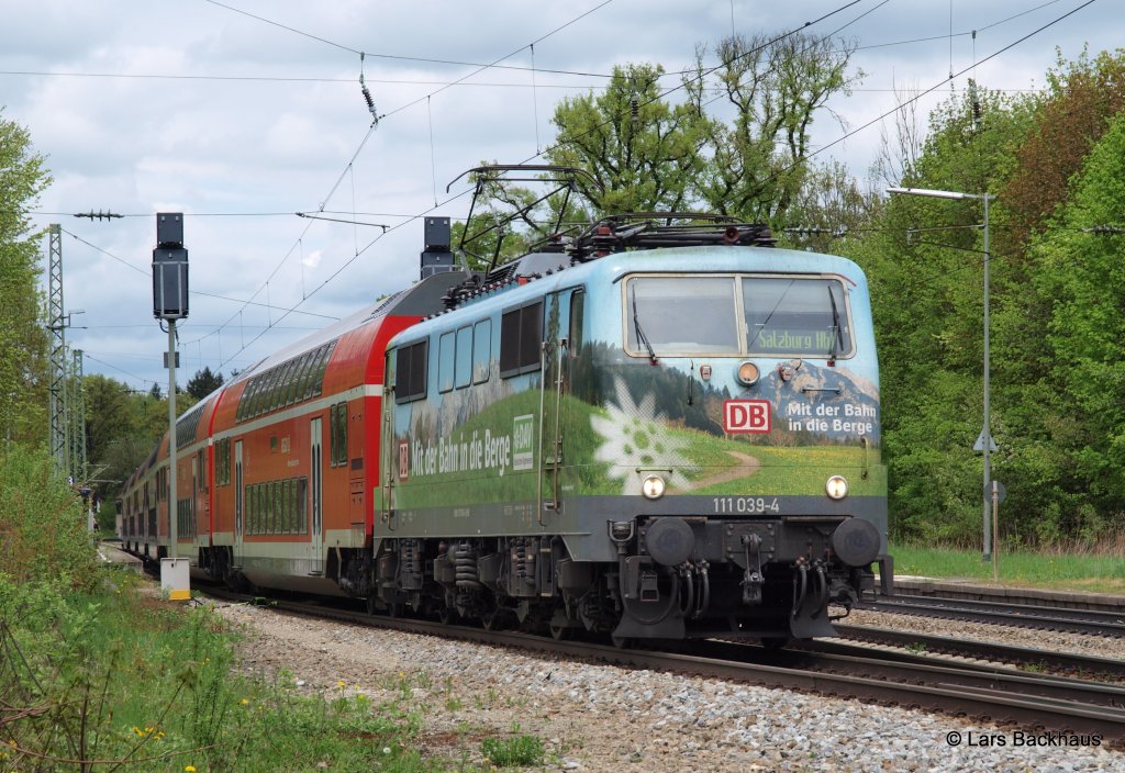 111 039-4  Deutscher Alpenverein  bringt am 04.05.13 einen RE nach Salzburg nach kurzem Halt in A�ling wieder in Fahrt.