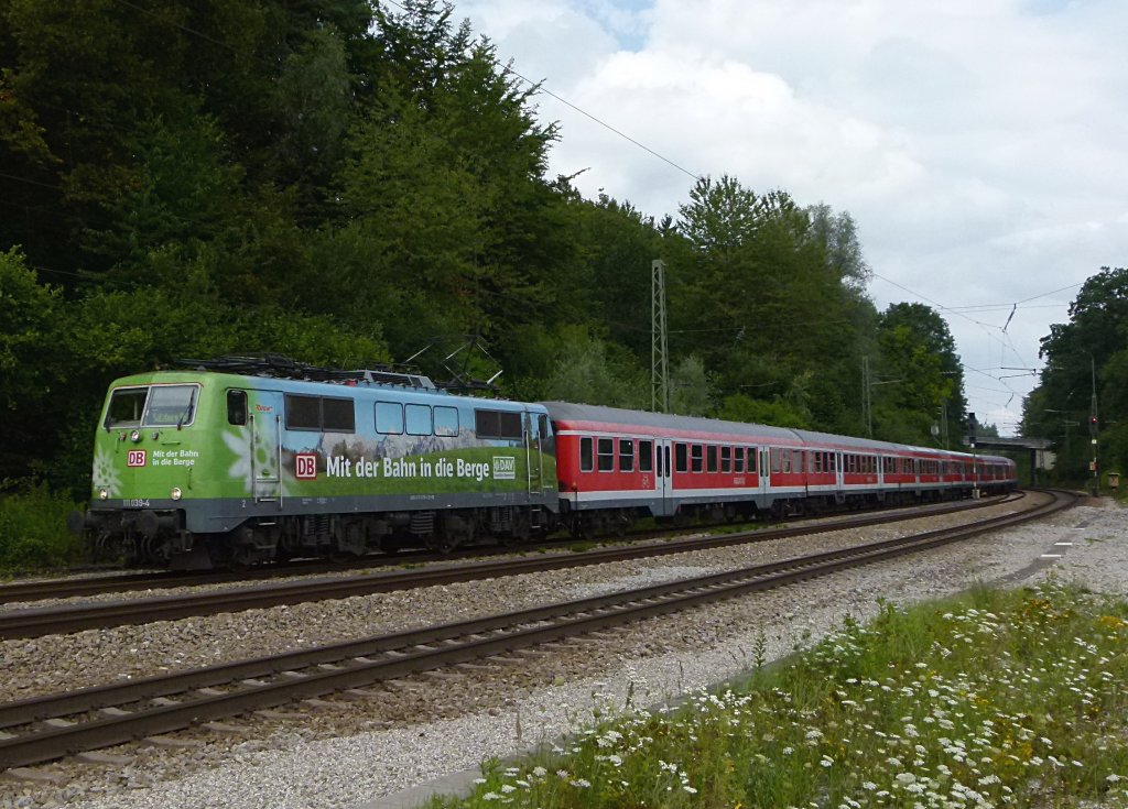 111 039-4 (Mit der Bahn in die Berge) ist mit dem RE Mnchen - Salzburg am 25.07.2012 in Assling