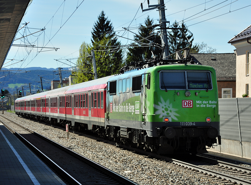 111 039-4 Regionalzug nach M�nchen durchf�hrt den Bf Salzburg M�lln-Altstadt. Gut erkennbar die Reihe der schr�gen Stromleitungsmasten - 25.04.2012