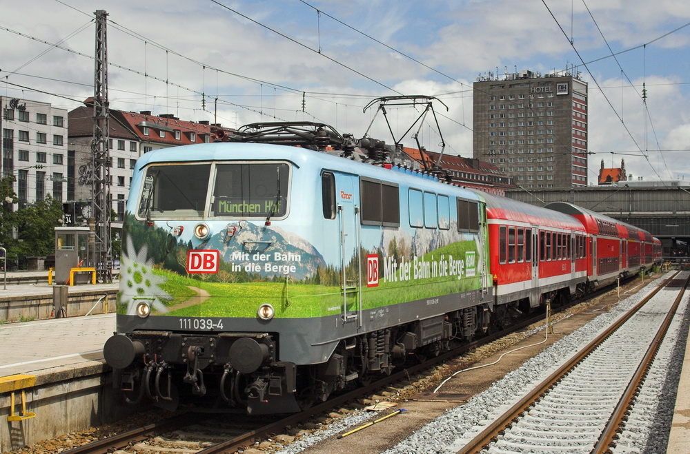 111 039 als Werbelok fr den Deutschen Alpenverein DAV steht mit RB 59519 nach Mittenwald in Mnchen Hbf. - Aufnahmedatum: Juni 2011
