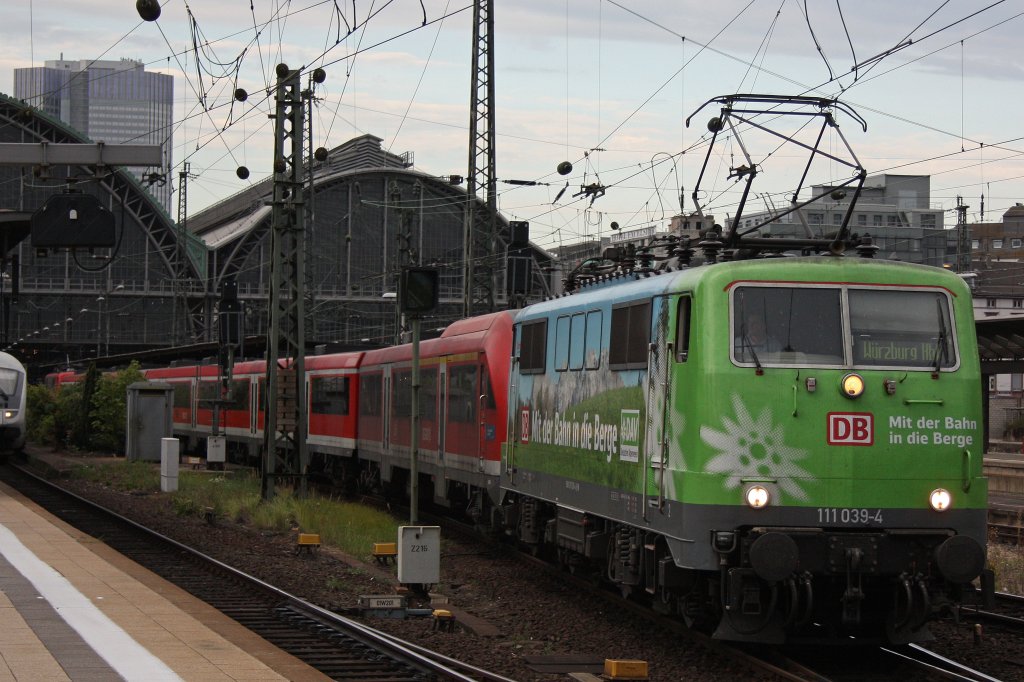 111 039 am 15.8.12 mit einem RE nach Wrzburg Hbf bei der Abfahrt in Frankfurt am Main Hbf.
