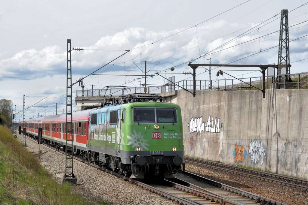 111 039 am 21.04.12 mit dem Bahnderl nach Salzburg bei M�nchen-Trudering