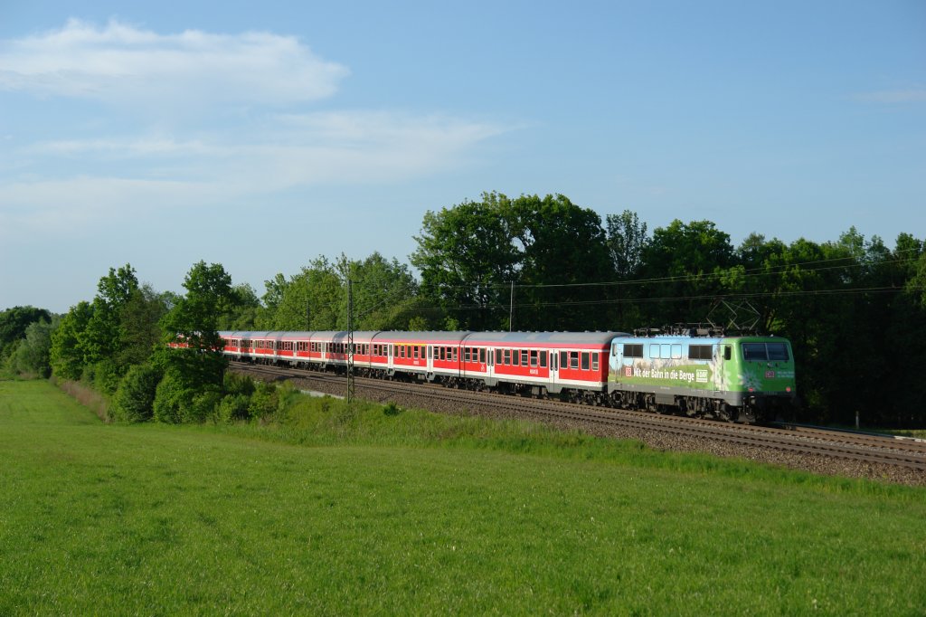 111 039 DAV mit RE 79036 Salzburg Hbf - Mnchen Hbf am 19.05.2012 unterwegs bei Hilperting.