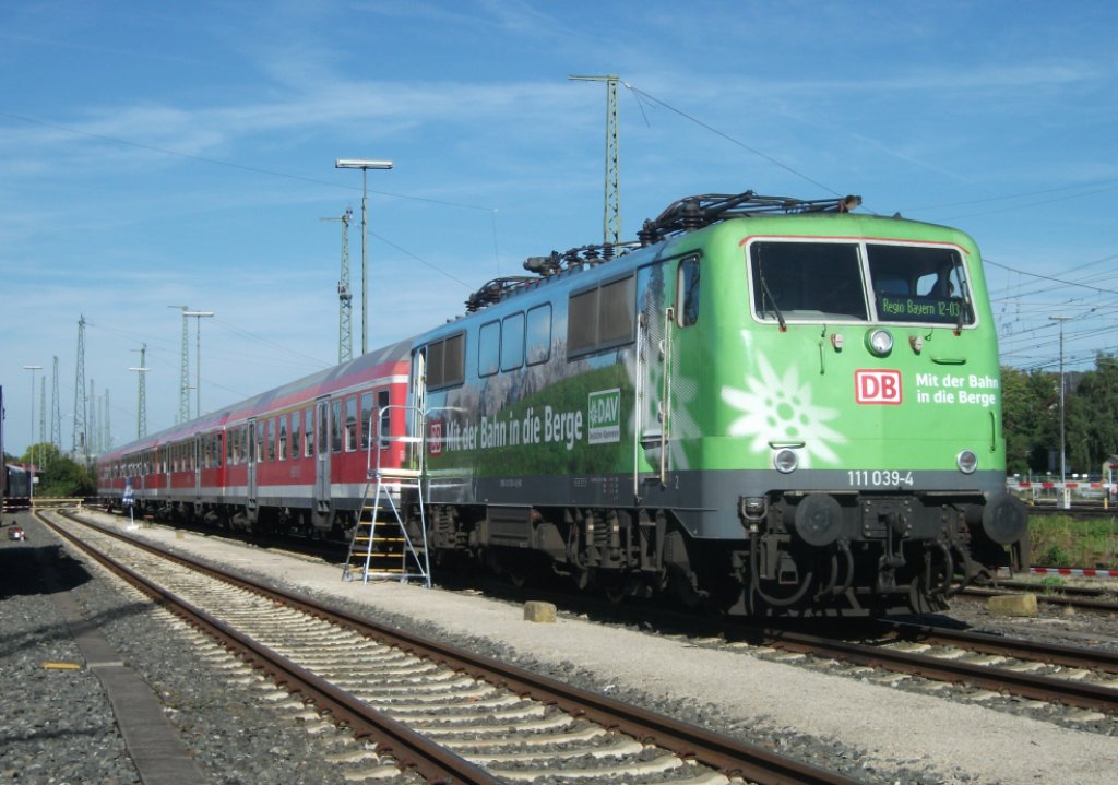 111 039  DAV  ste´ht am 09.September 2012 mit einer n-Wagen-Garnitur ausgestellt im BW Lichtenfels.