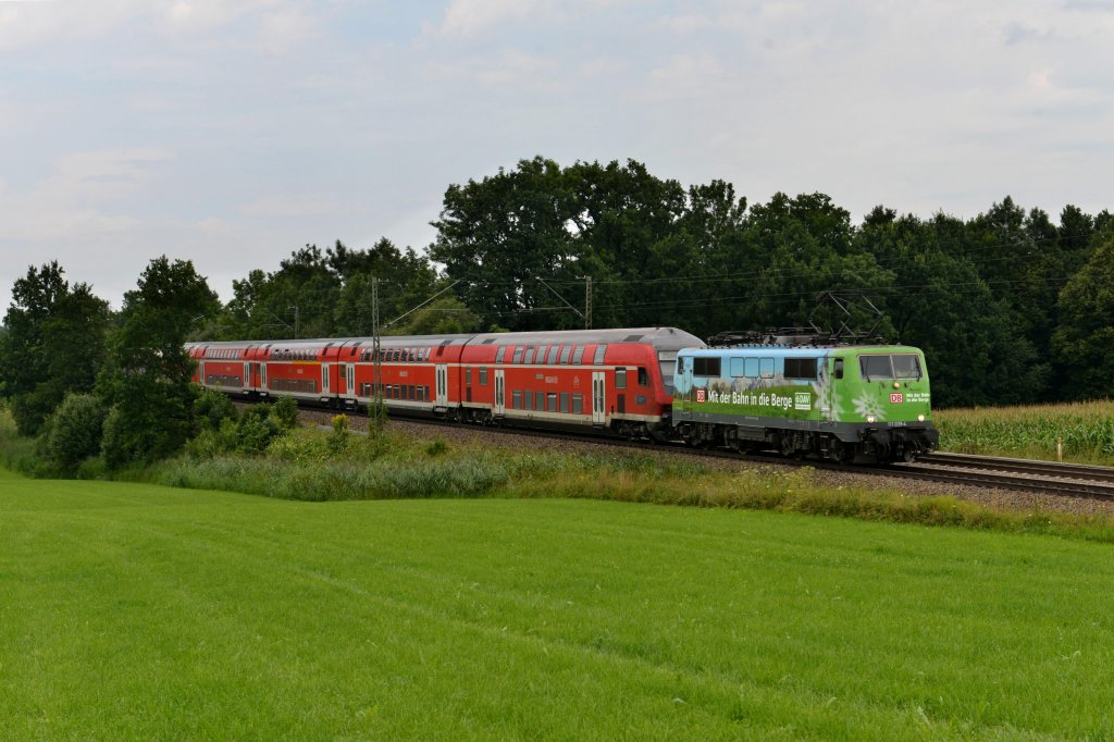 111 039 mit einem BR-Radlzug von Aschaffenburg nach Piding am 04.08.2012 unterwegs bei Hilperting.