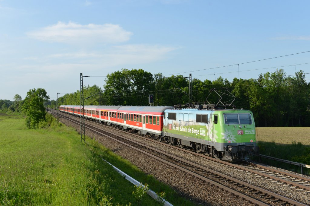 111 039 mit einem RE nach Mnchen Hbf am 19.05.2012 unterwegs bei Hilperting.