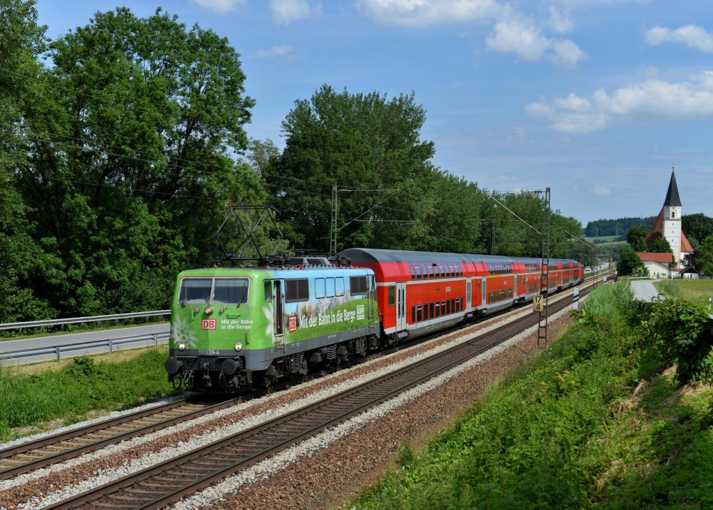 111 039 mit einem RE nach Mnchen Hbf am 15.06.2013 bei Hausbach.
