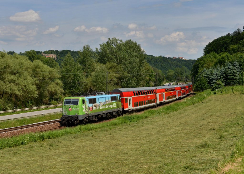 111 039 mit einem RE am 15.06.2013 bei Pleinting.