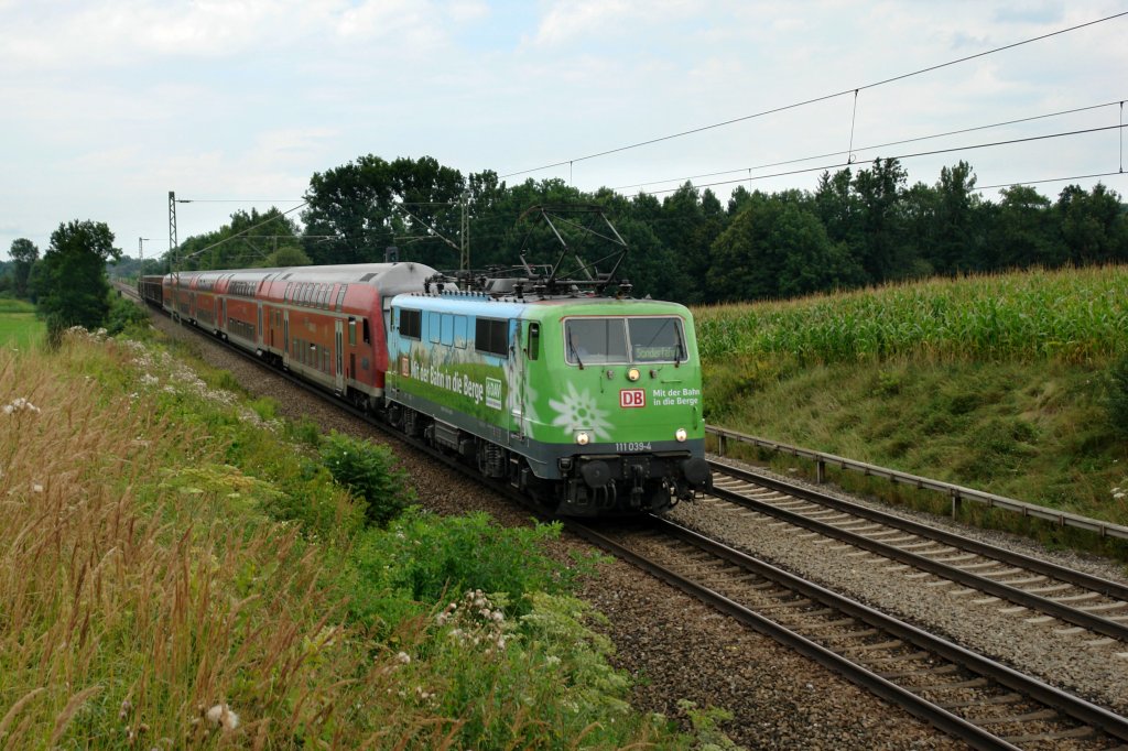 111 039 mit einem Sonderzug von Aschaffenburg nach Piding am 04.08.2012 unterwegs bei Hilperting.