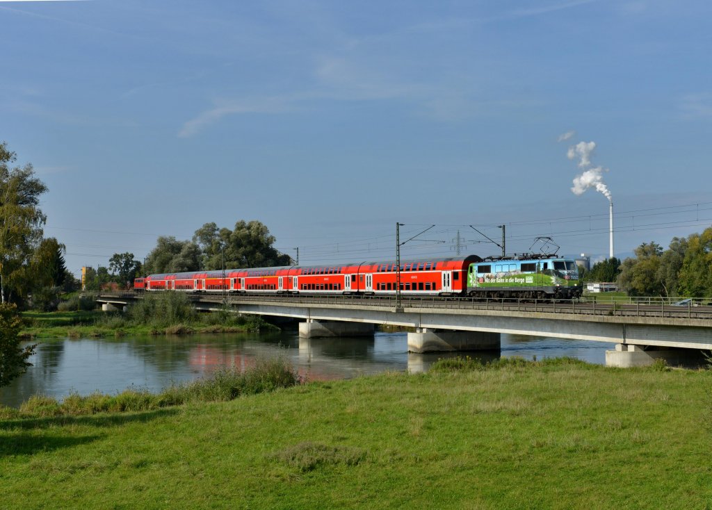 111 039 mit RE 4072 von Mnchen Hbf nach Passau Hbf am 23.09.2012 bei der berquerung der Isar in Plattling.