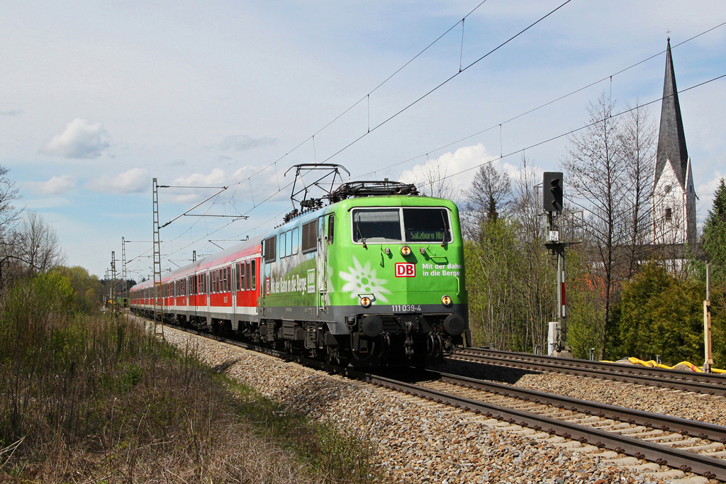 111 039 mit RE 79017 am 19.04.2012 bei Grokarolinenfeld.
