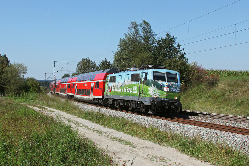 111 039 mit RE 79021 am 03.09.2011 bei Ostermnchen.
