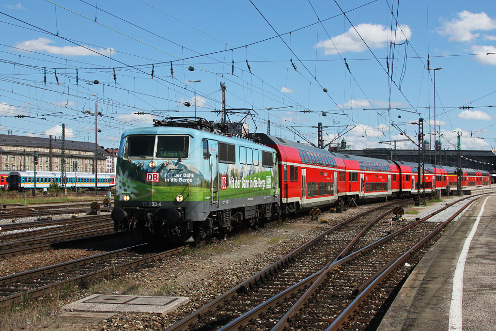 111 039 mit RE 79021 am 06.09.2011 bei der Ausfahrt in Mnchen Hbf.