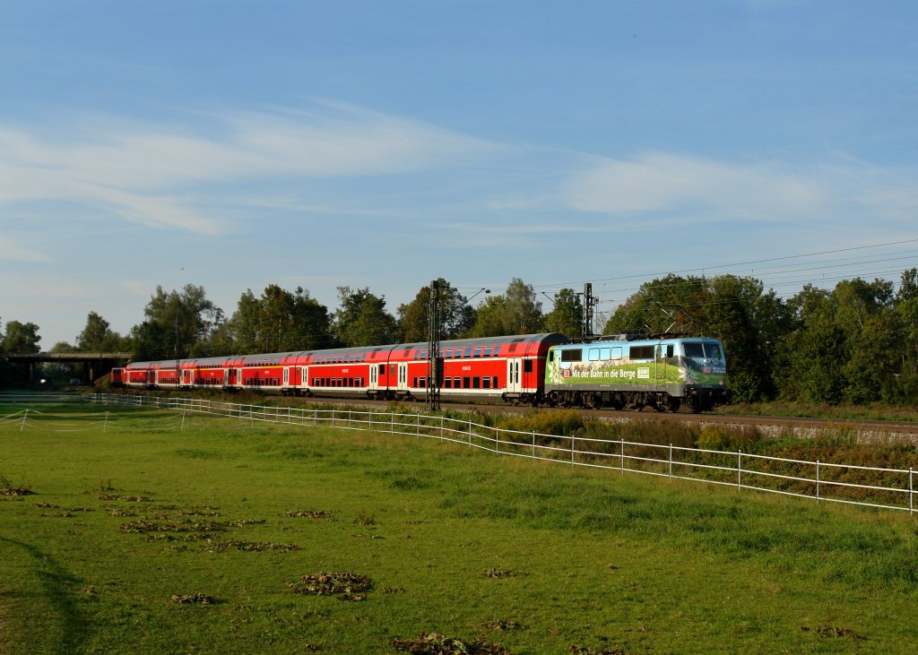111 039 schiebt den RE 4079 nach Mnchen Hbf. Das Bild entstand am 23.09.2012 zwischen Langenisarhofen und Plattling. Zuglok war 111 206.