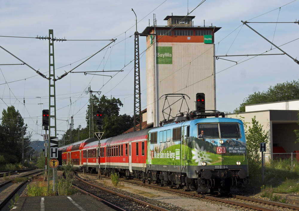 111 039 Werbelok fr den Deutschen Alpenverein fhrt mit RB 59533 nach Garmisch-Partenkirchen in den Bf Weilheim ein - Aufnahmedatum: Juni 2011