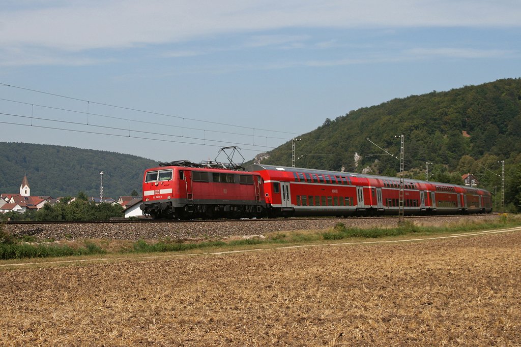 111 040 mit RE 30464 am 19.08.2009 bei Dollnstein im Altmhltal.