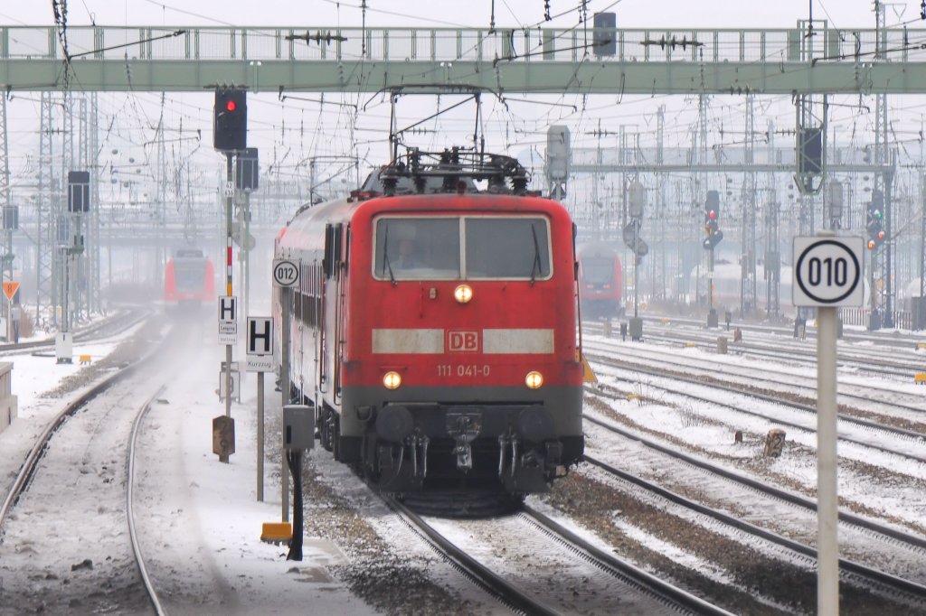 111 041 am 16.01.10 mit RE 5417 nach Innsbruck am S-Bahnhalt Mnchen-Hirschgarten