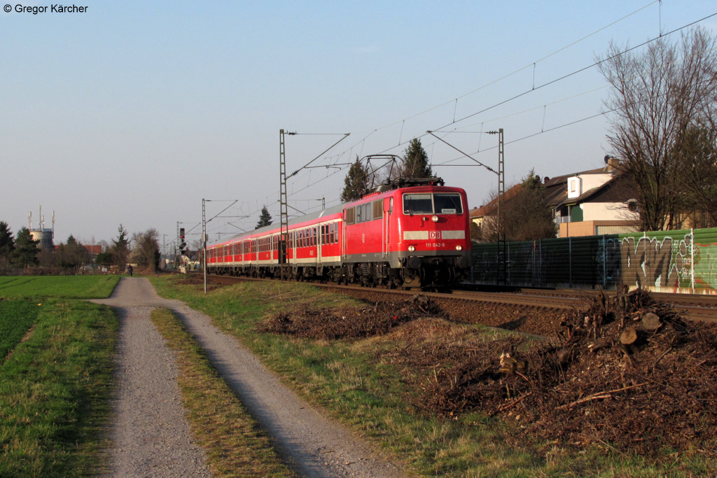 111 042-5 mit der RB 38861 (Mannheim-Karlsruhe) am 21.03.2012 bei Blankenloch.