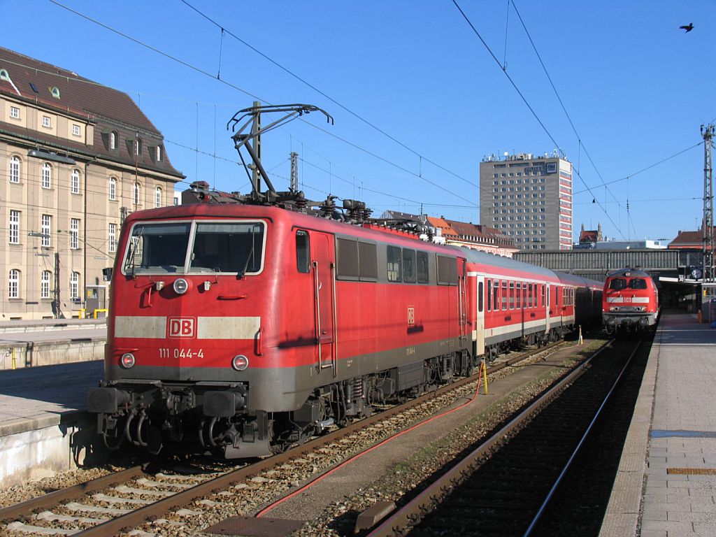 111 044-4 auf Mnchen Hauptbahnhof am 4-2-2007.